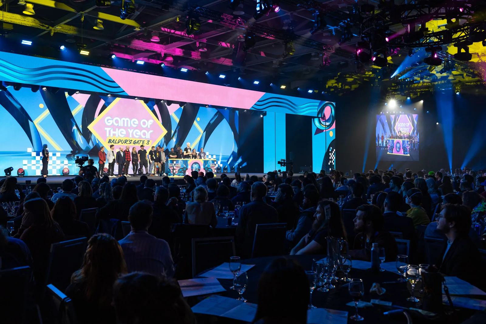 La cérémonie des Game Developers Choice Awards, avec « Game of the Year, Baldur’s Gate 3 » affiché sur l’écran géant